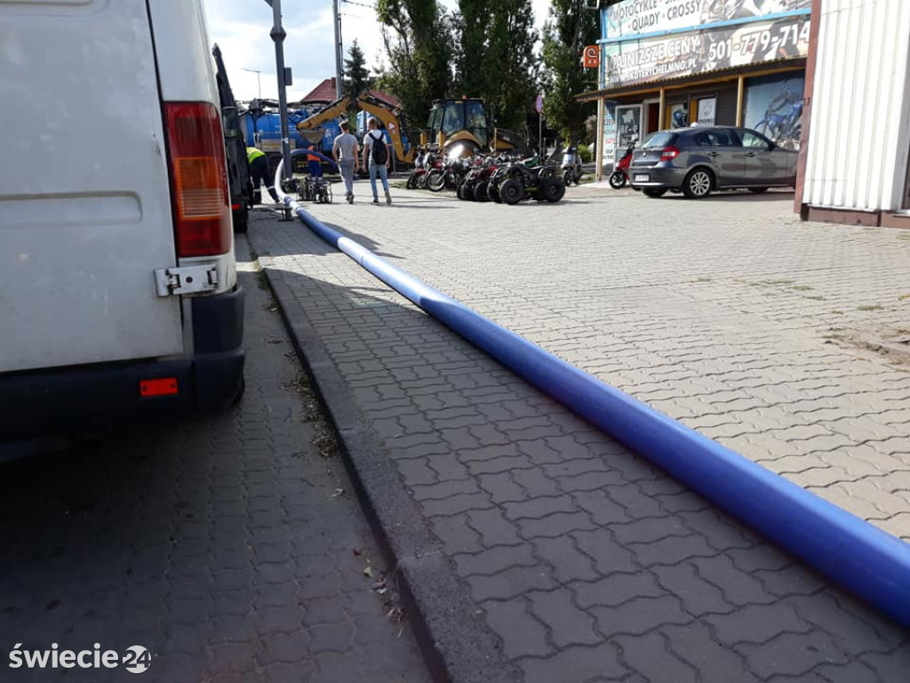 Przeciągnęli 120-metrową rurę pod Prusa