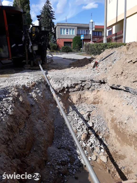 Przeciągnęli 120-metrową rurę pod Prusa