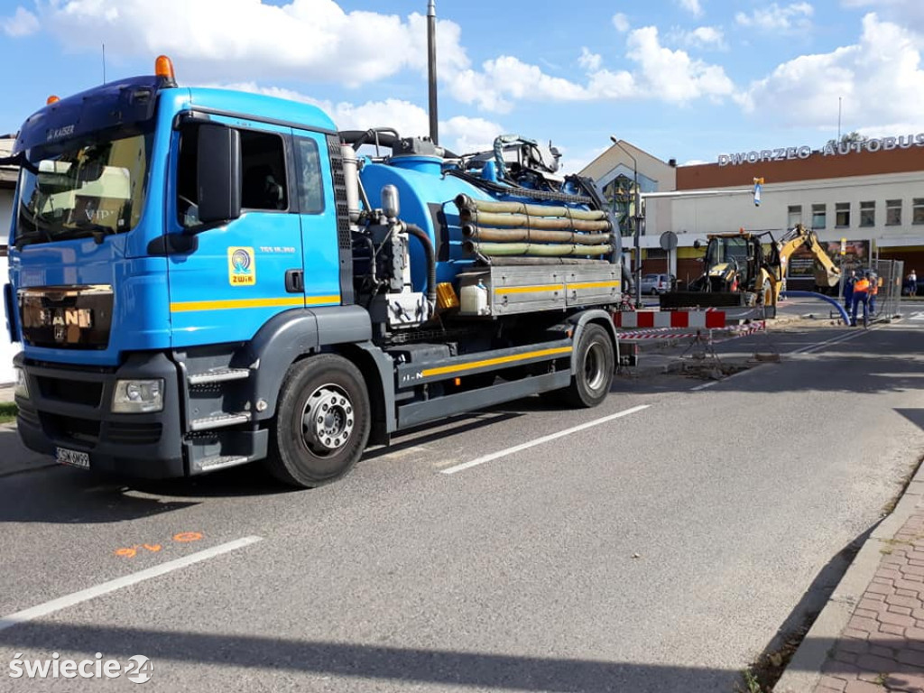 Przeciągnęli 120-metrową rurę pod Prusa