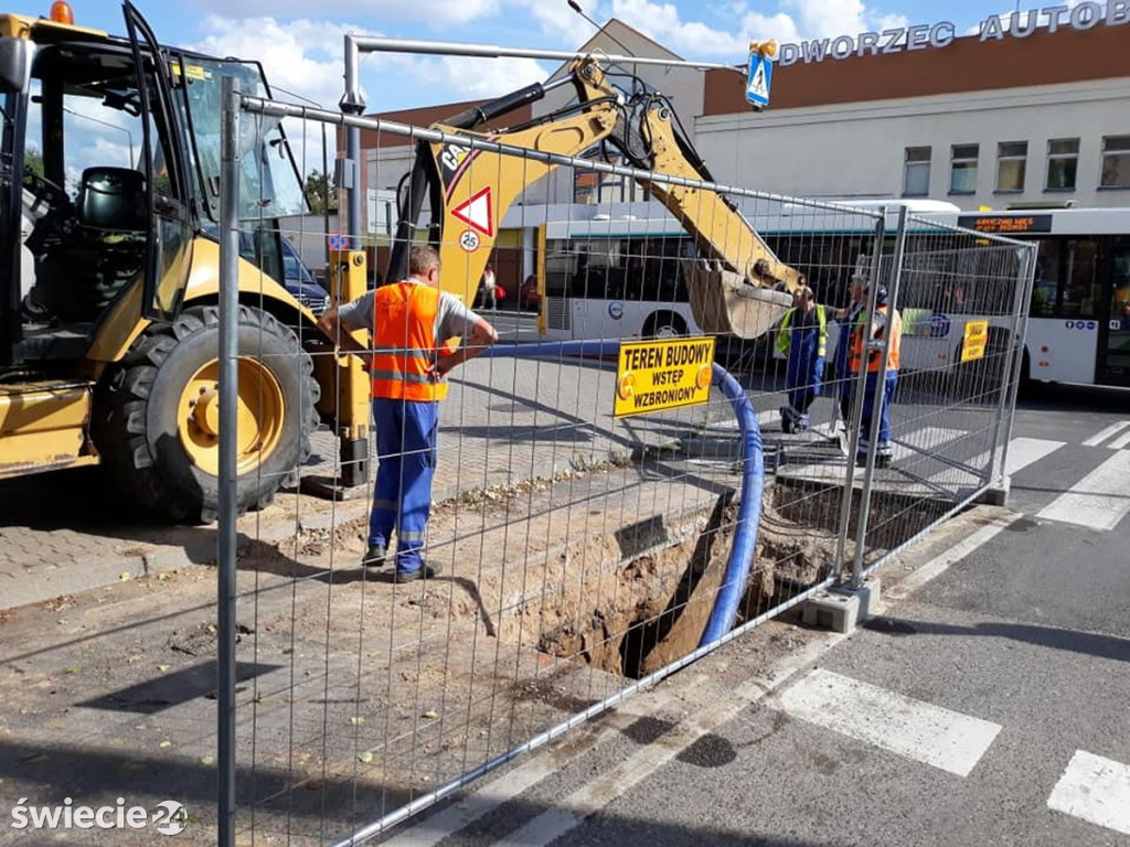 Przeciągnęli 120-metrową rurę pod Prusa