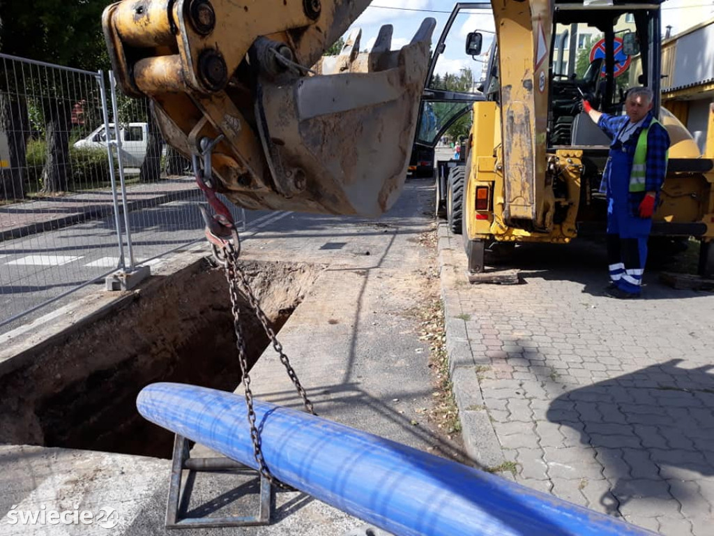 Przeciągnęli 120-metrową rurę pod Prusa