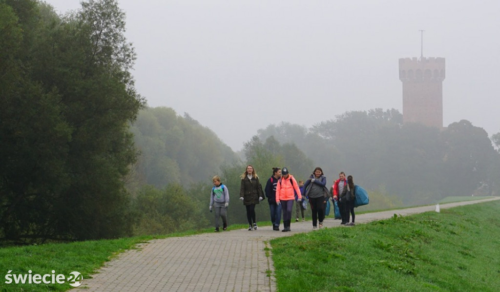 16 opon zebrali nad Wdą w pobliżu zamku