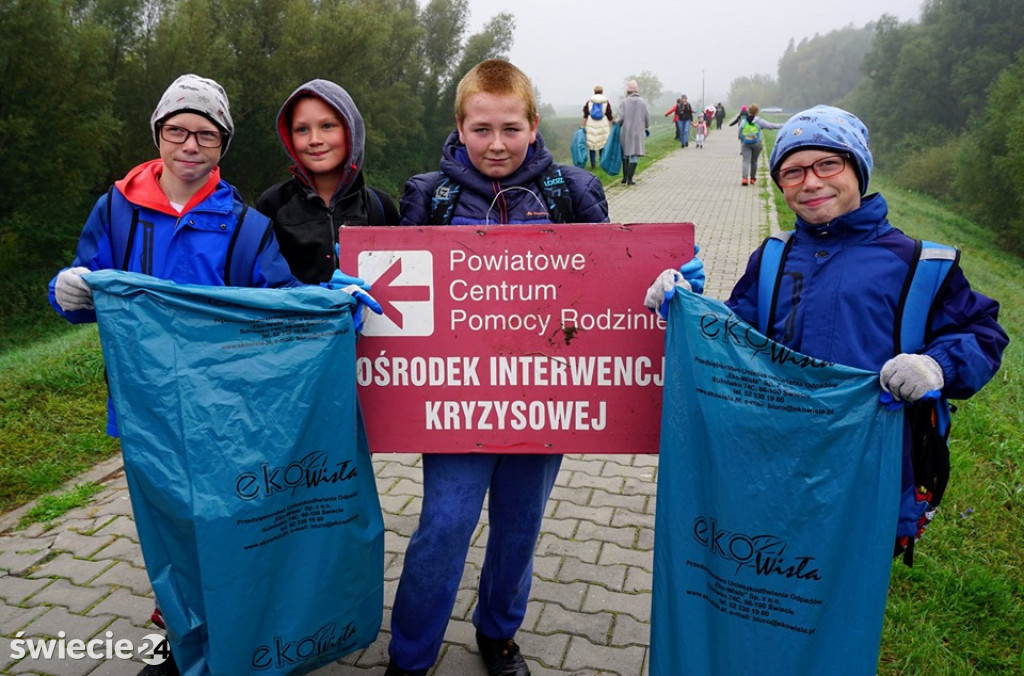 16 opon zebrali nad Wdą w pobliżu zamku