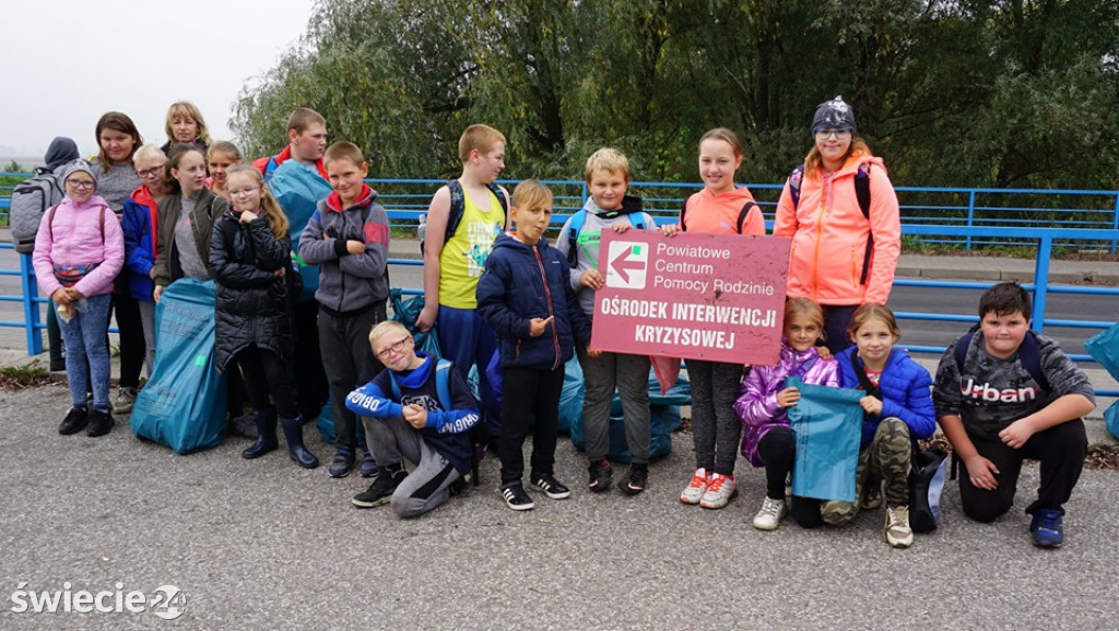 16 opon zebrali nad Wdą w pobliżu zamku