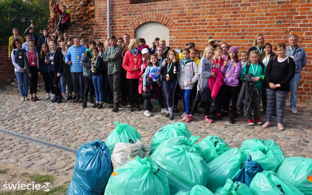 16 opon zebrali nad Wdą w pobliżu zamku