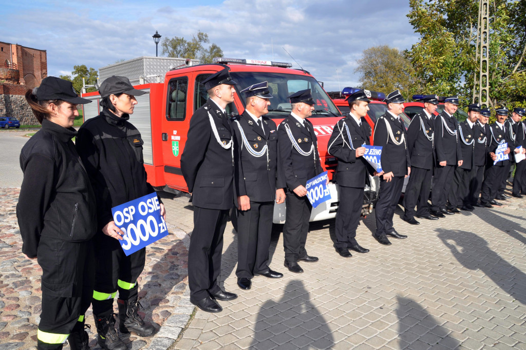 Kandydaci PiS przekazali czeki dla OSP