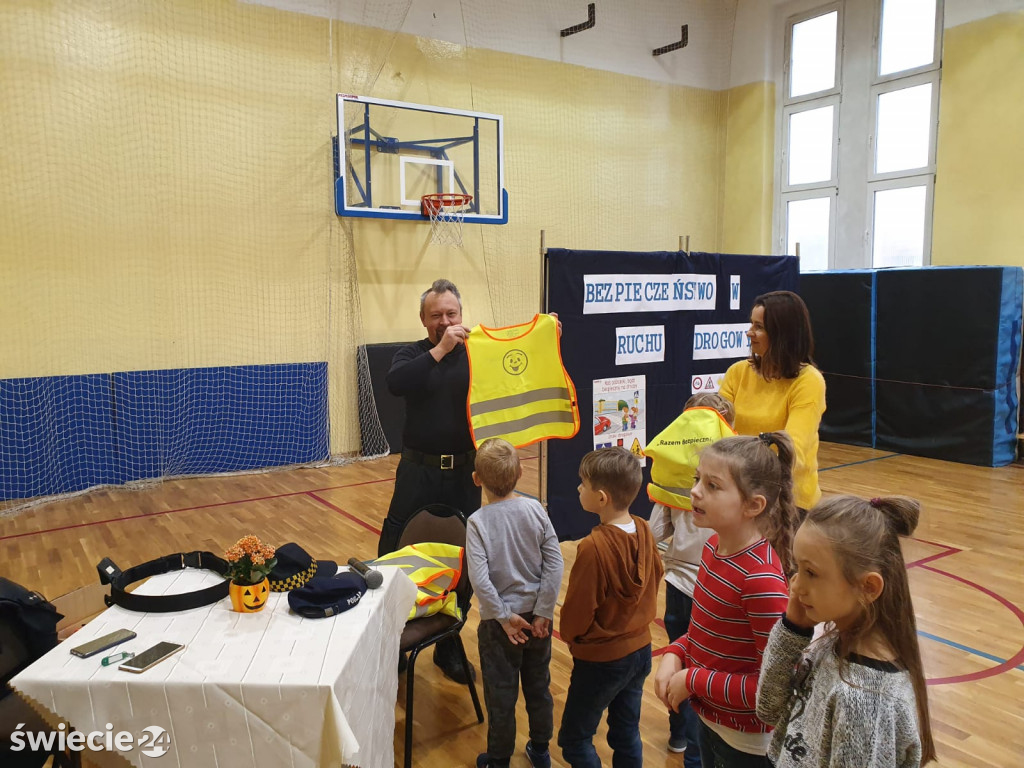 Strażnicy i policja w szkołach