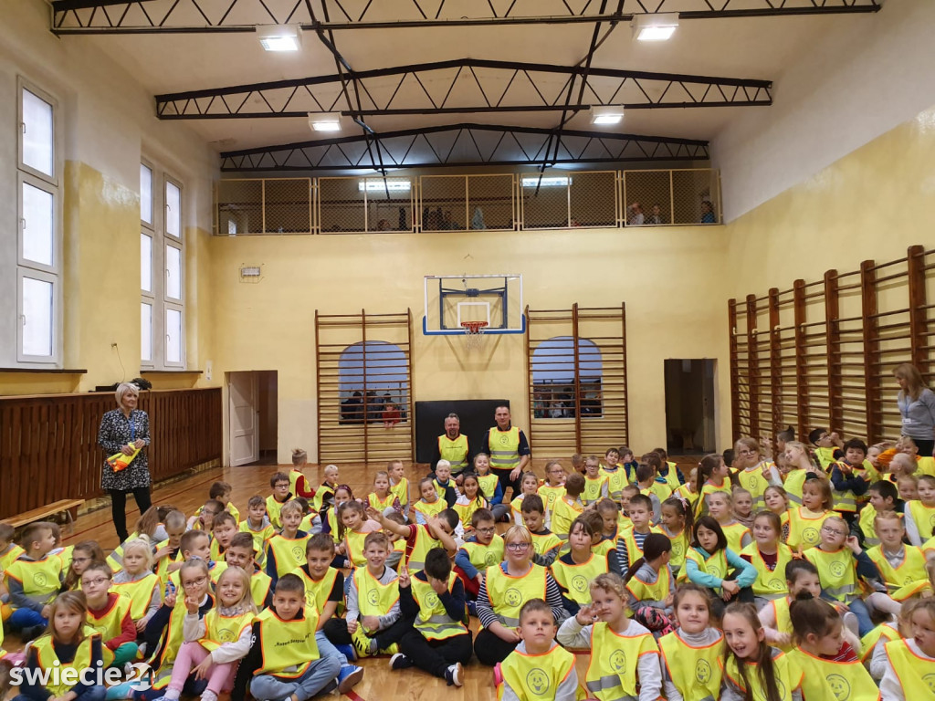 Strażnicy i policja w szkołach