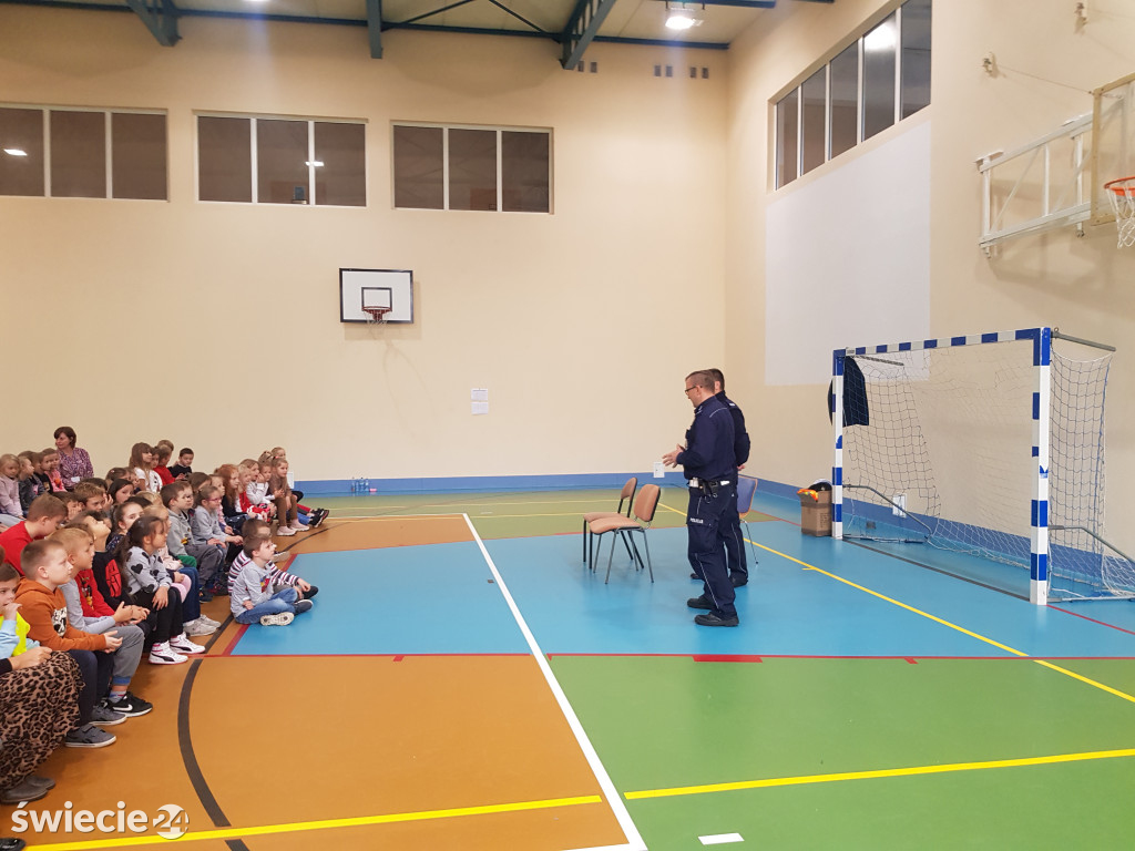 Strażnicy i policja w szkołach