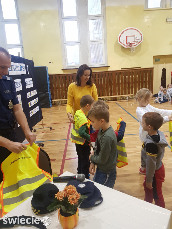 Strażnicy i policja w szkołach