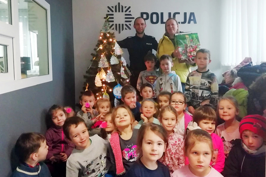 Przedszkolaki dekorowały posterunkową choinkę