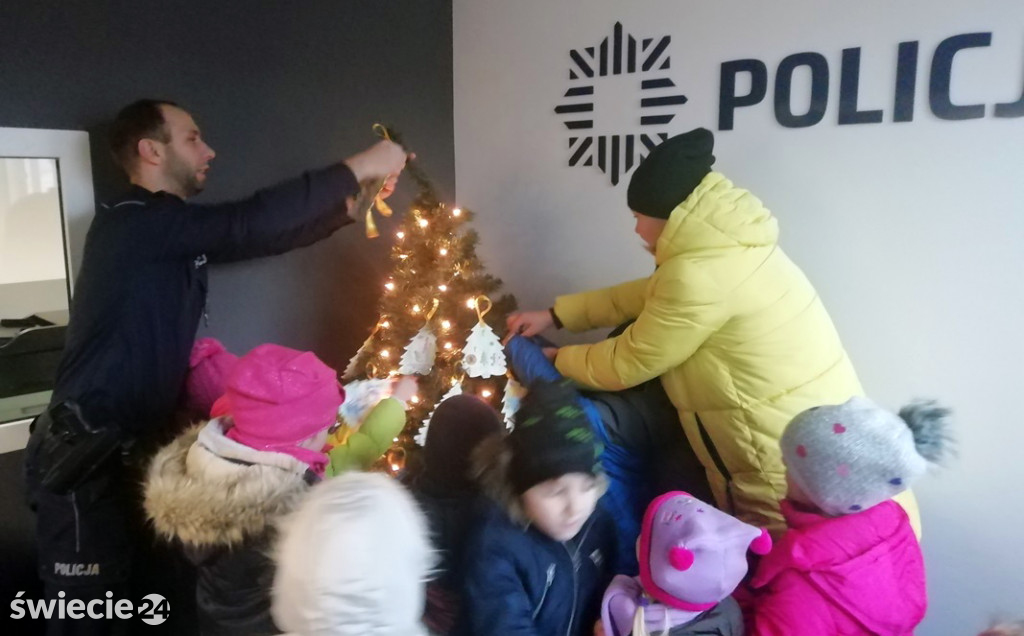 Przedszkolaki dekorowały posterunkową choinkę
