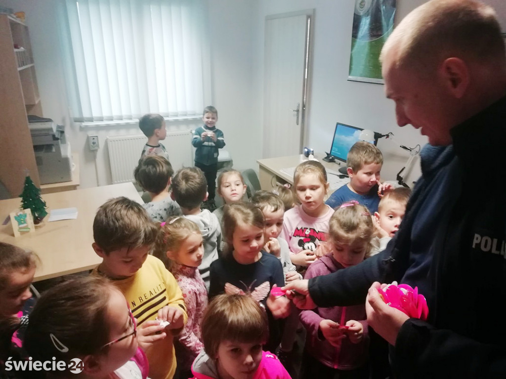 Przedszkolaki dekorowały posterunkową choinkę
