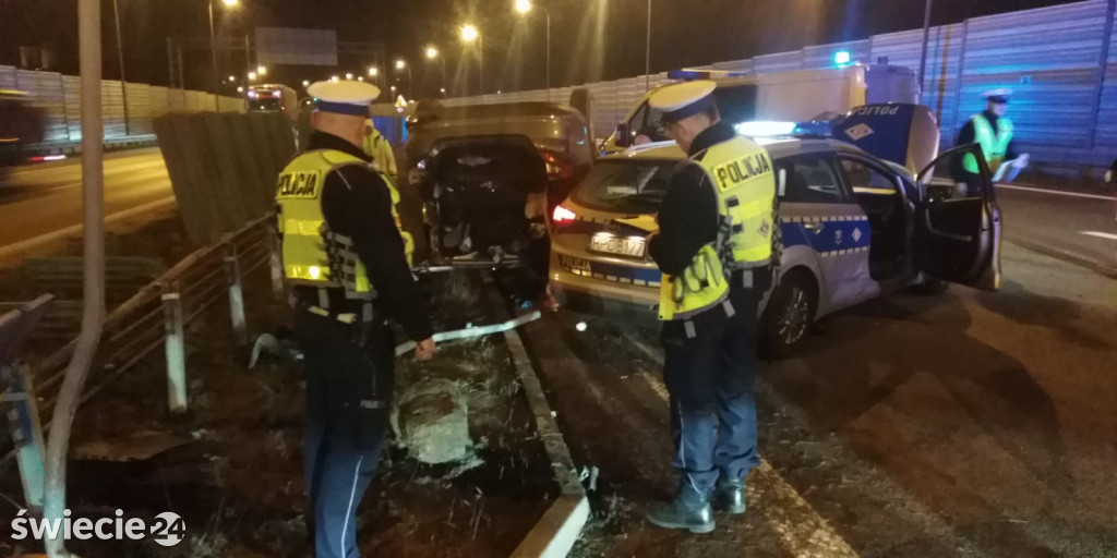 Napadli na trzy sklepy, staranowali radiowozy