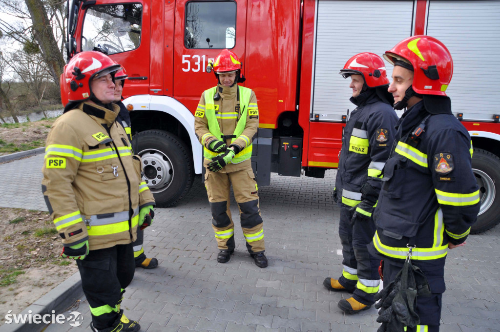 Strażacy usunęli drzewo pochylone nad zejściem