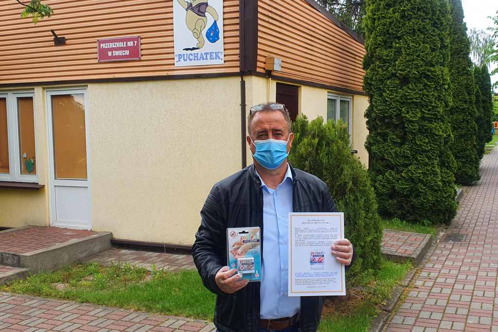 Stemplują dłonie, a dzieci myją aż wirus zniknie!