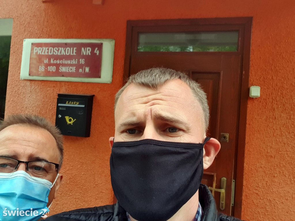 Stemplują dłonie, a dzieci myją aż wirus zniknie!