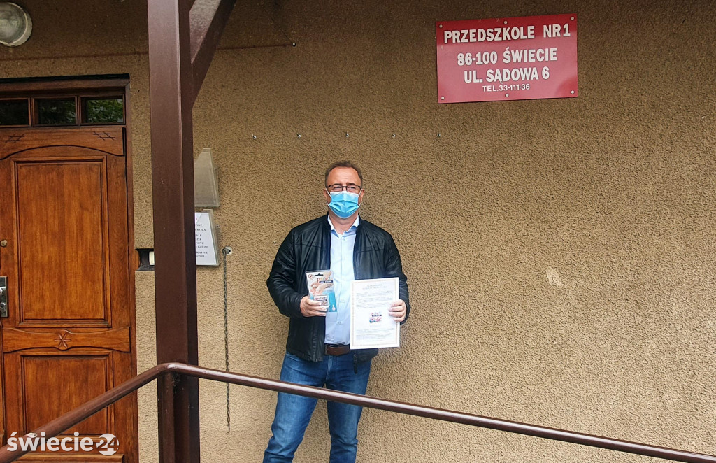 Stemplują dłonie, a dzieci myją aż wirus zniknie!