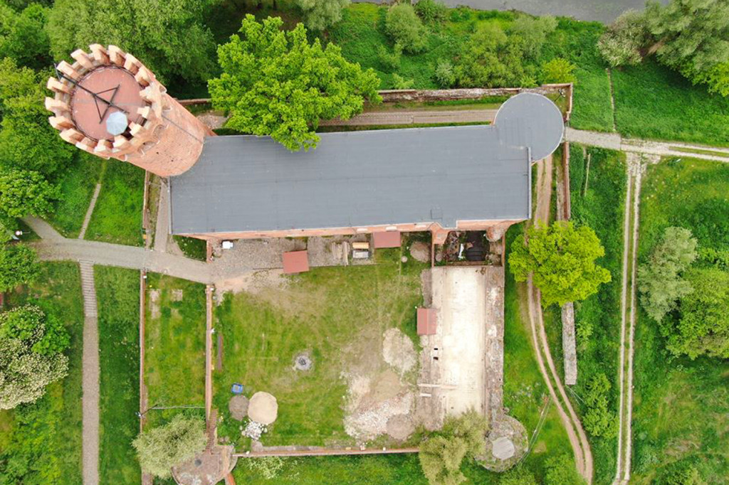 Zamek i jego remont widziane z lotu ptaka