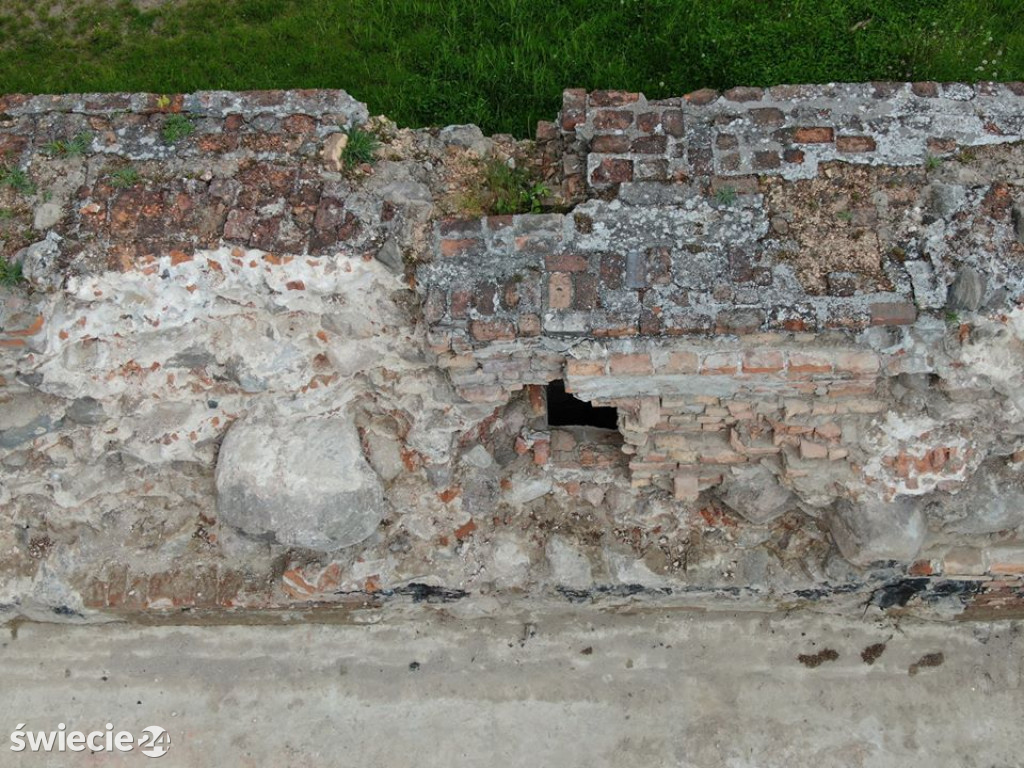 Zamek i jego remont widziane z lotu ptaka