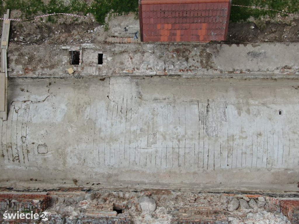 Zamek i jego remont widziane z lotu ptaka