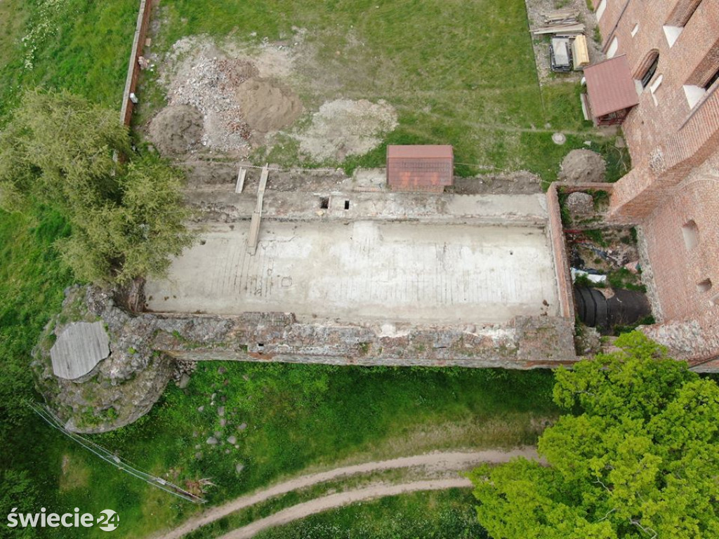 Zamek i jego remont widziane z lotu ptaka