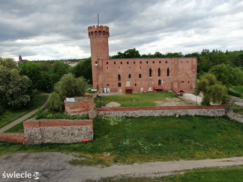 Zamek i jego remont widziane z lotu ptaka
