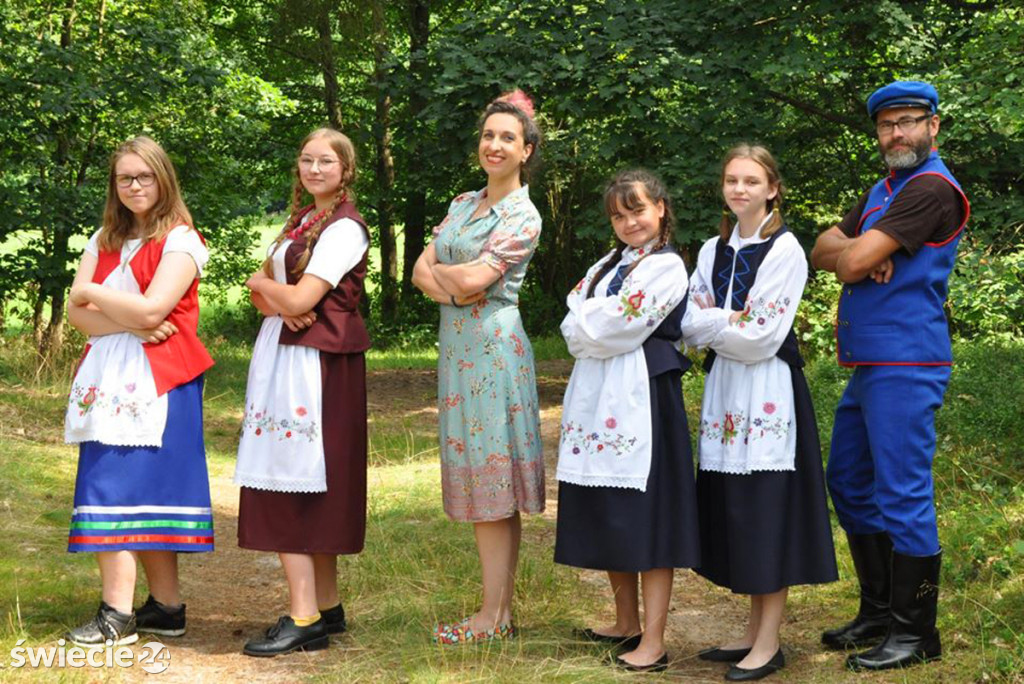 Znani pisarze i uczniowie gotują w Lipinkach