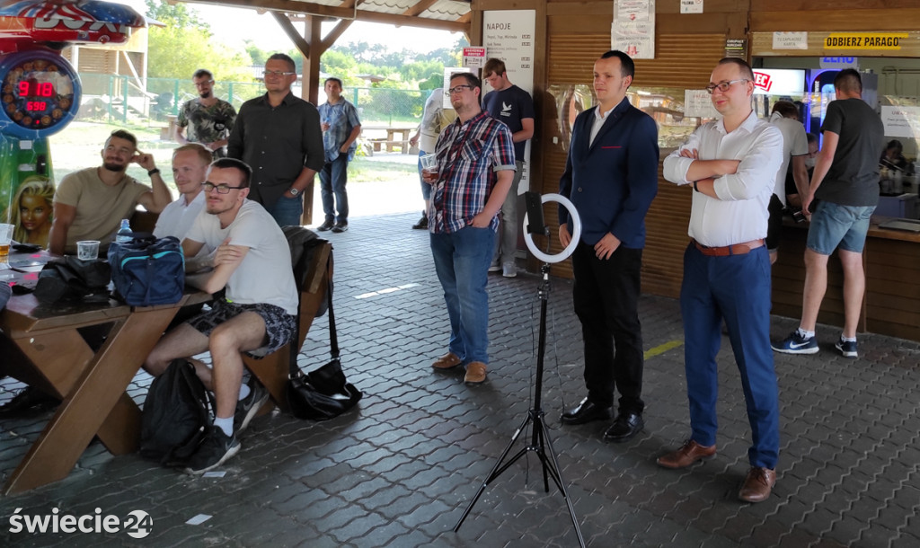 Poseł Dziambor (Konfederacja) na plaży w Decznie