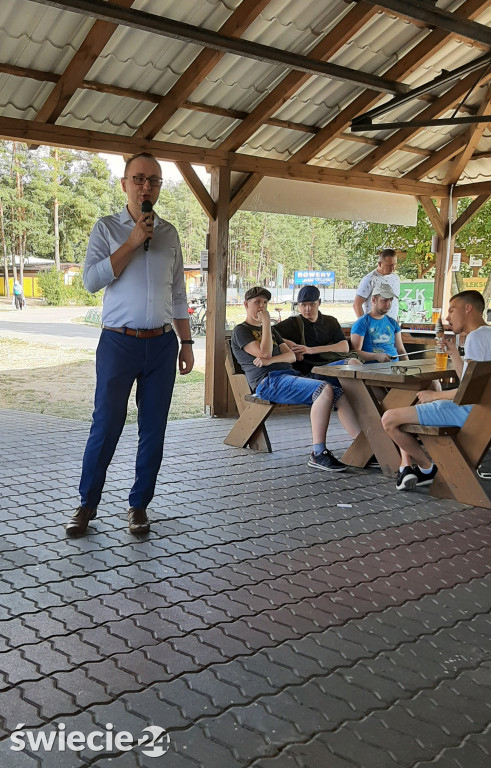 Poseł Dziambor (Konfederacja) na plaży w Decznie