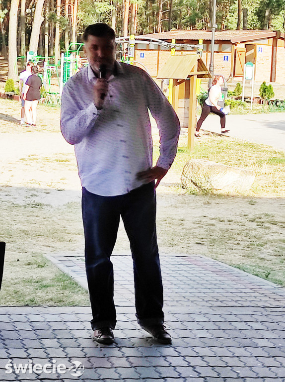 Poseł Dziambor (Konfederacja) na plaży w Decznie