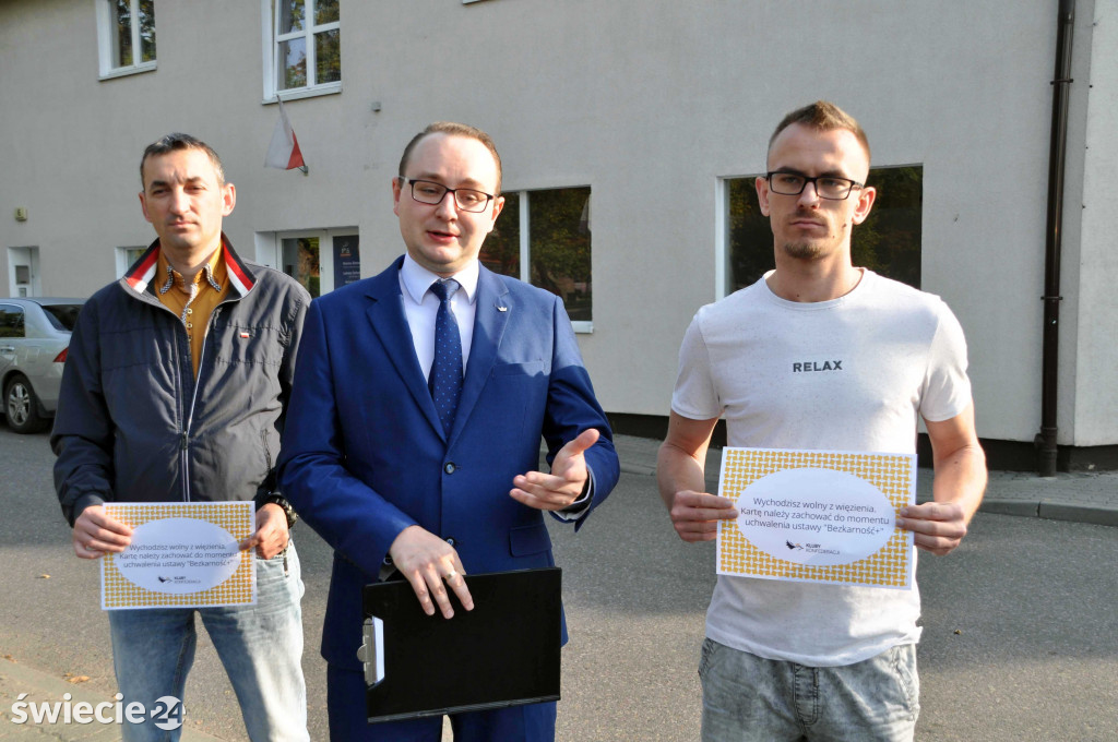 Protest Konfederacji przed biurem PiS w Świeciu