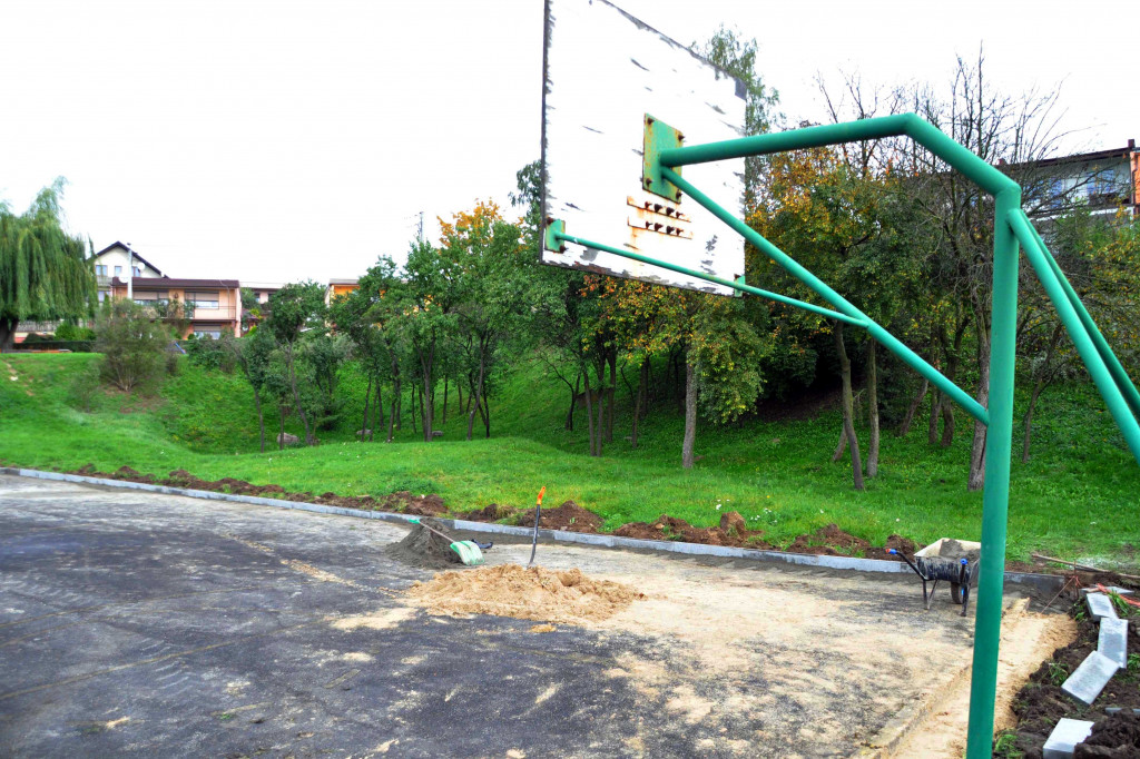 Remont boiska do koszykówki i placu zabaw