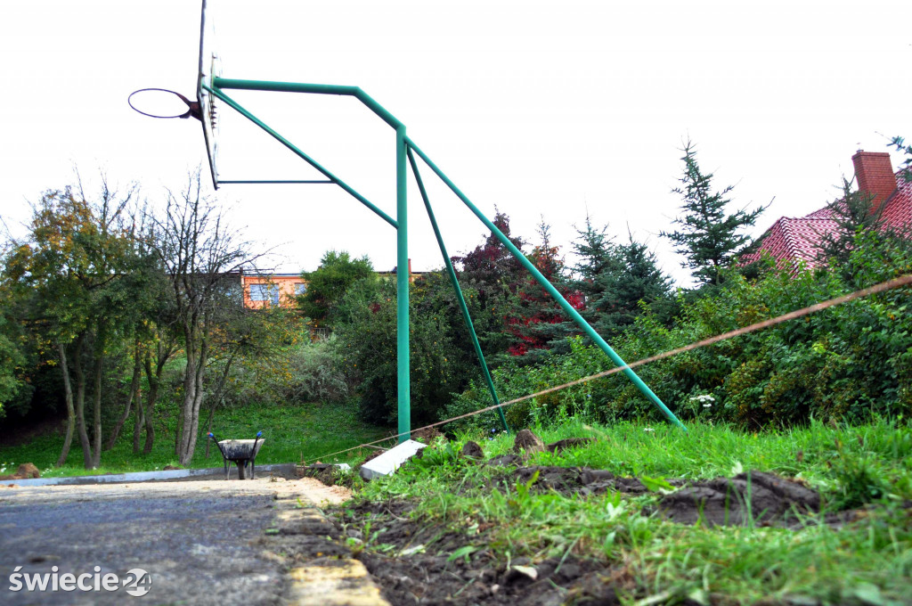 Remont boiska do koszykówki i placu zabaw