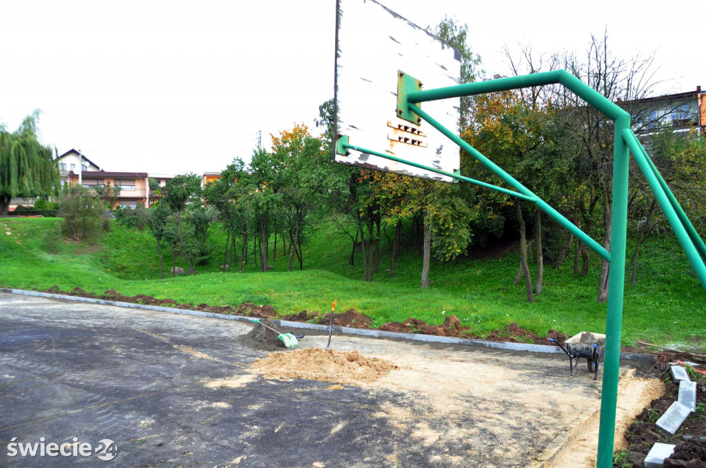 Remont boiska do koszykówki i placu zabaw