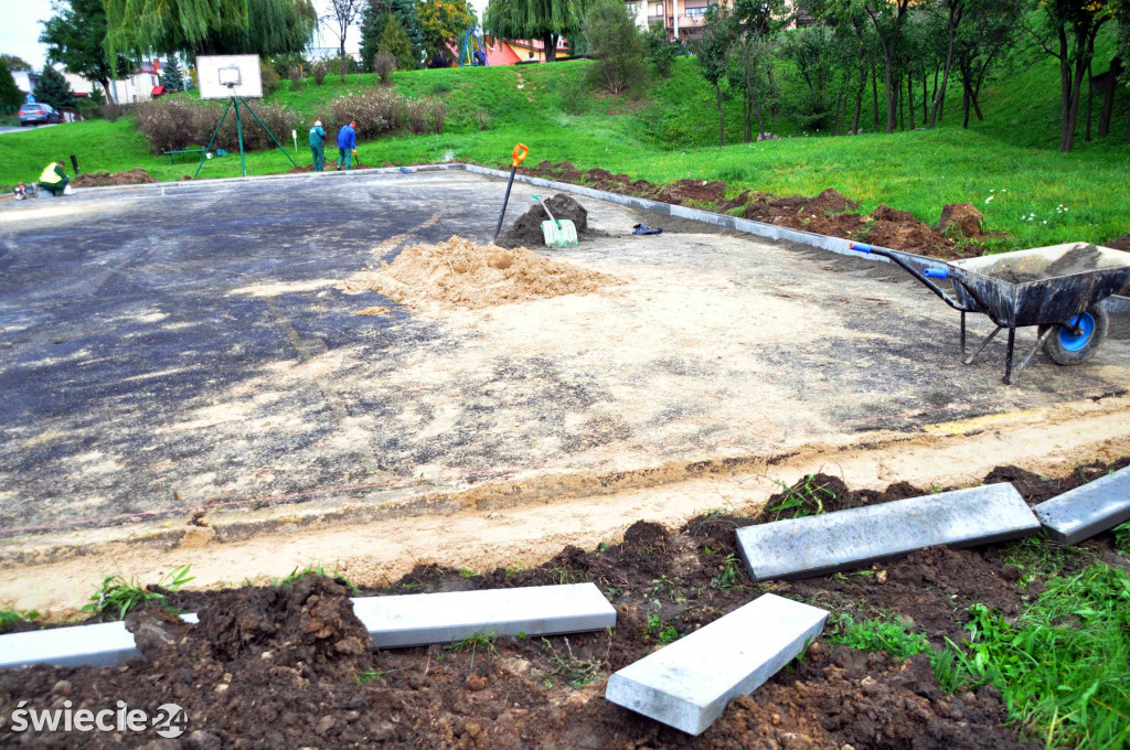 Remont boiska do koszykówki i placu zabaw