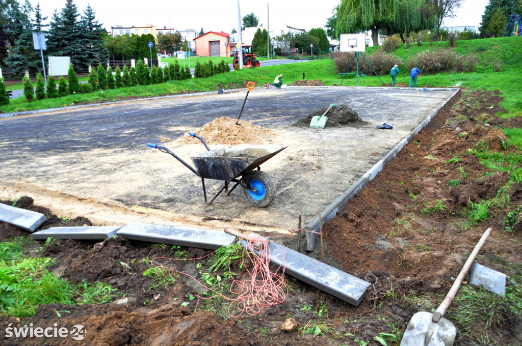 Remont boiska do koszykówki i placu zabaw