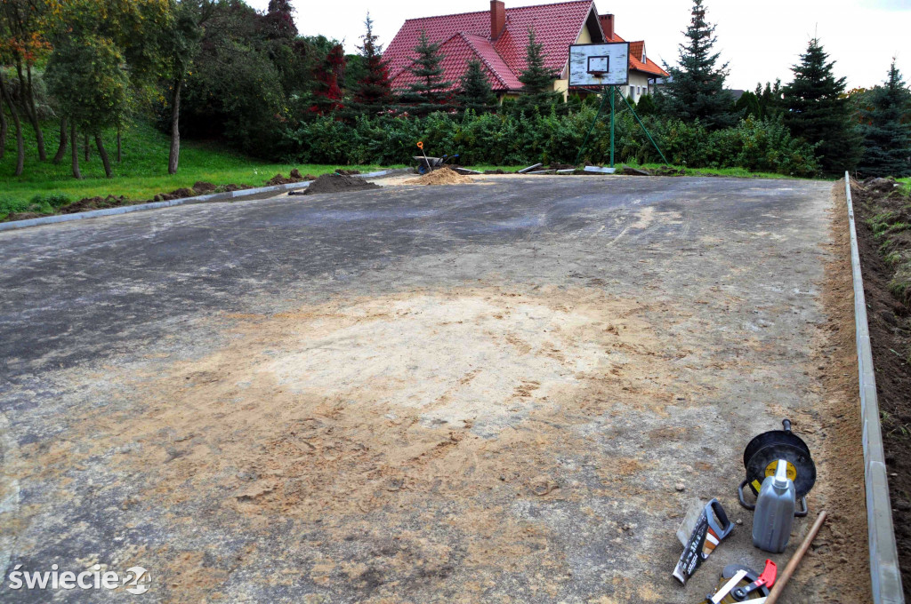 Remont boiska do koszykówki i placu zabaw