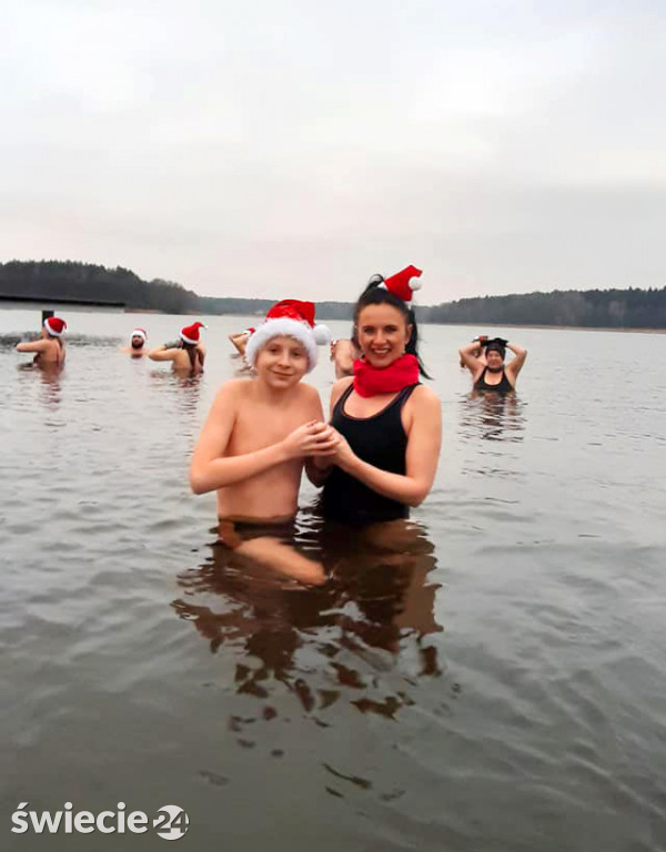 Świeckie morsy Mikołajki spędziły w wodzie