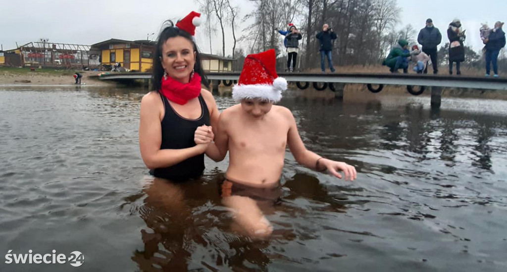 Świeckie morsy Mikołajki spędziły w wodzie