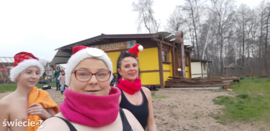Świeckie morsy Mikołajki spędziły w wodzie