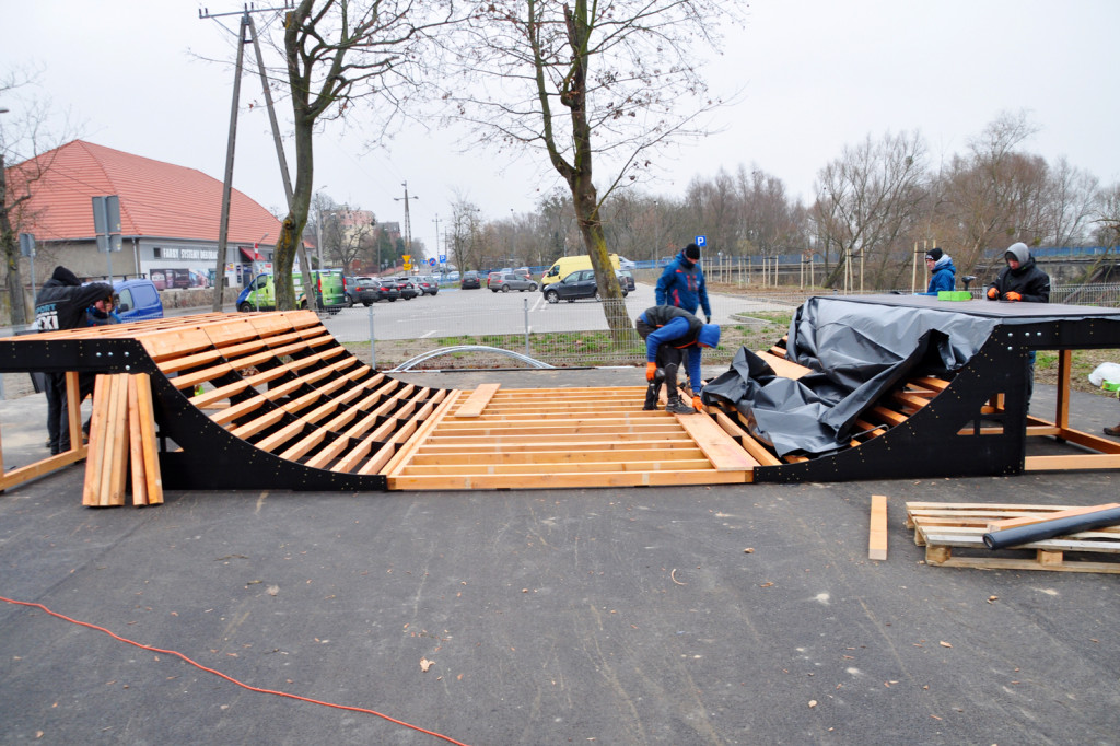 Montaż nowej rampy skateparku przy Wodnej w Świeciu