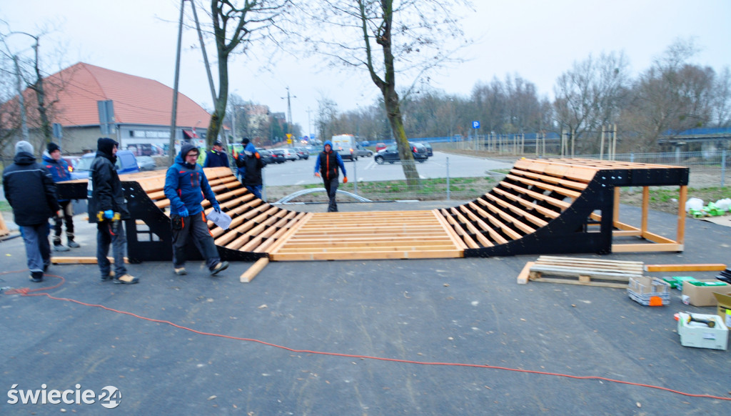 Montaż nowej rampy skateparku przy Wodnej w Świeciu