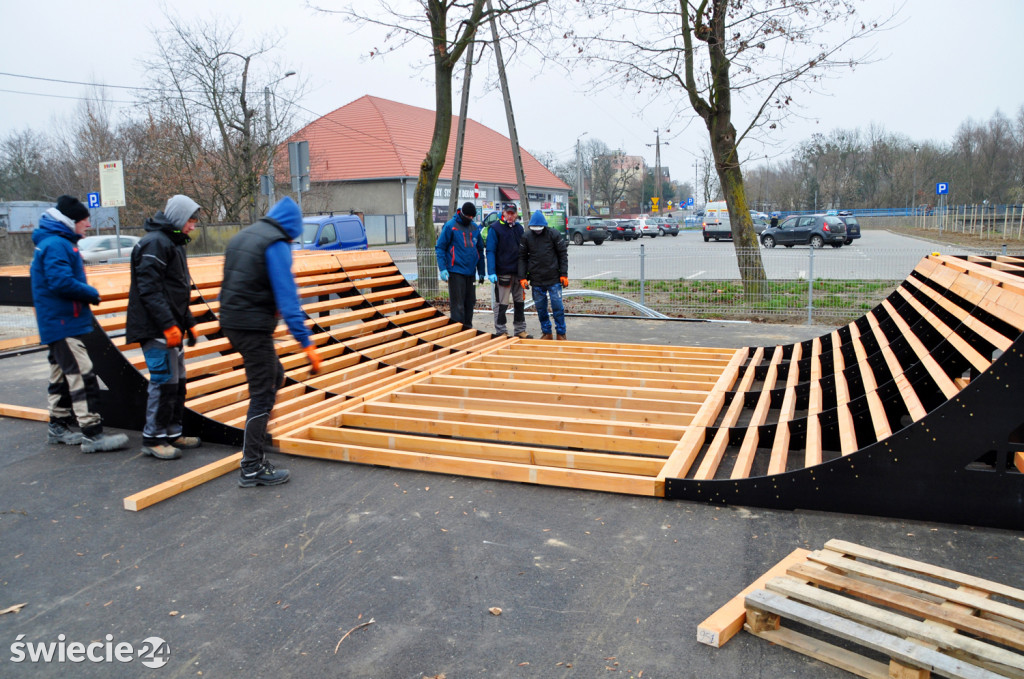 Montaż nowej rampy skateparku przy Wodnej w Świeciu