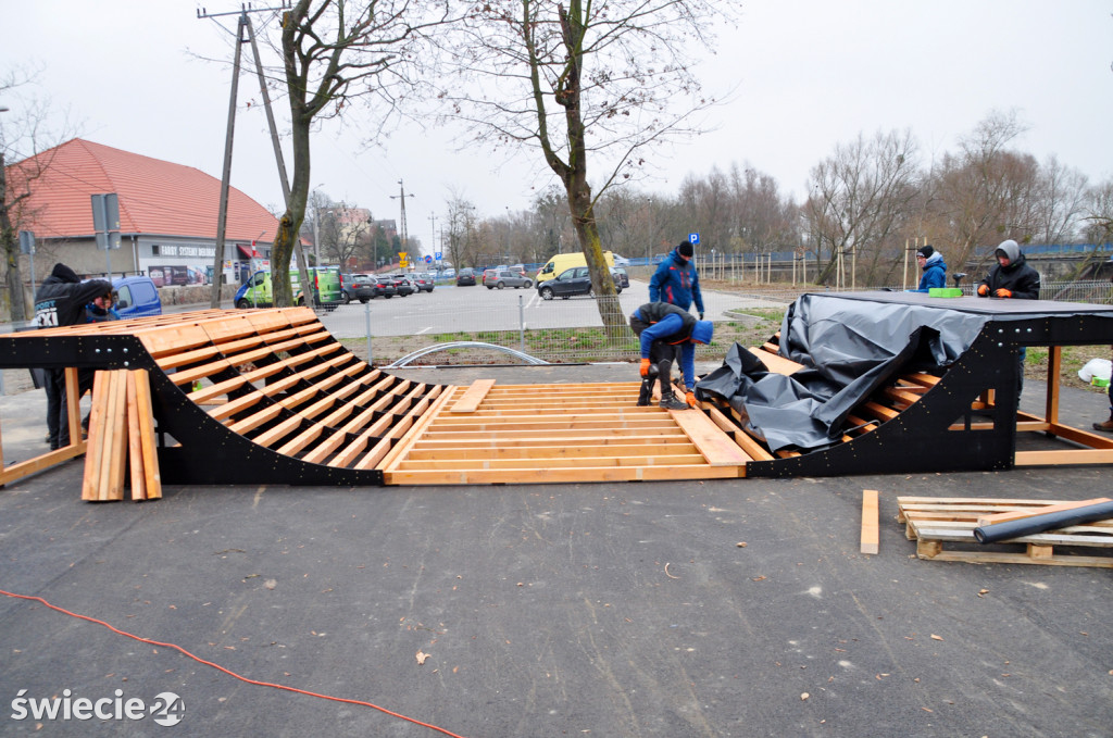 Montaż nowej rampy skateparku przy Wodnej w Świeciu
