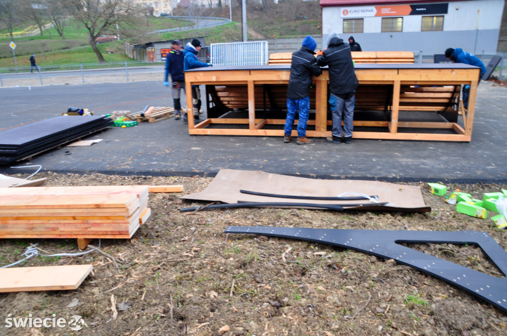 Montaż nowej rampy skateparku przy Wodnej w Świeciu