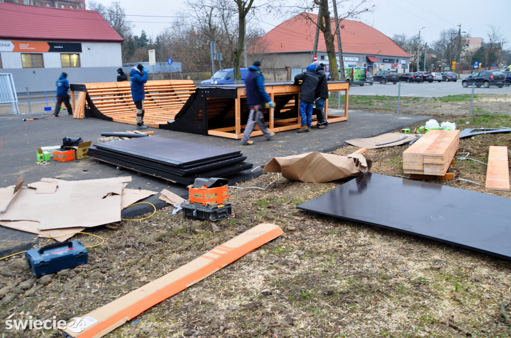 Montaż nowej rampy skateparku przy Wodnej w Świeciu