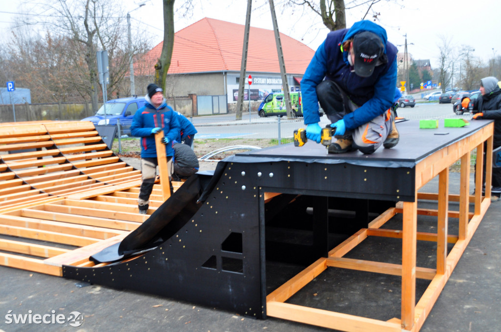 Montaż nowej rampy skateparku przy Wodnej w Świeciu