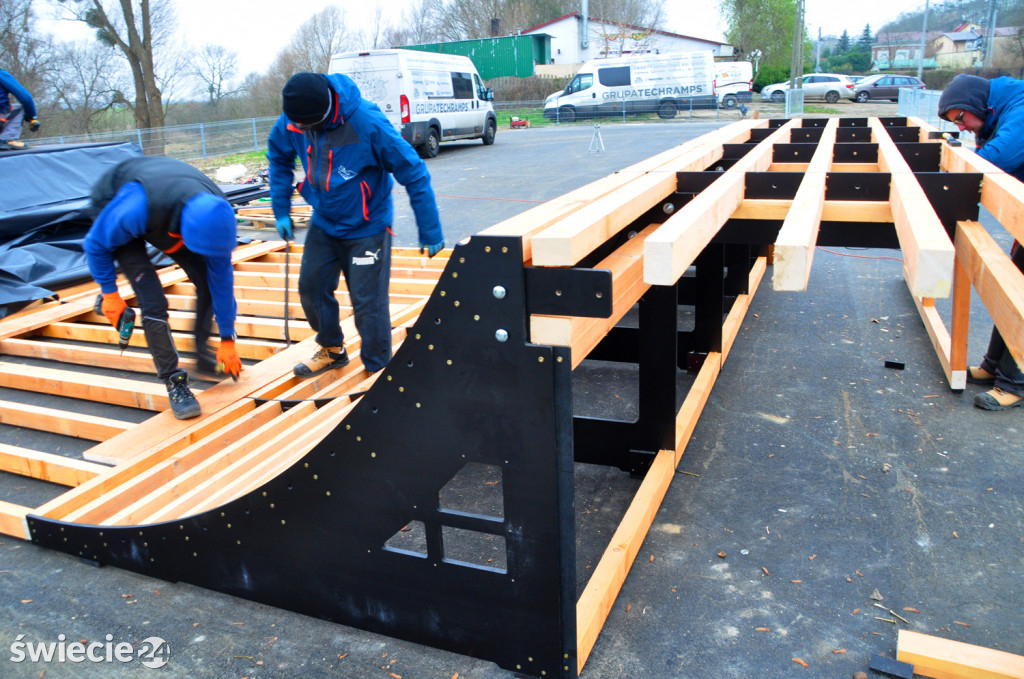 Montaż nowej rampy skateparku przy Wodnej w Świeciu