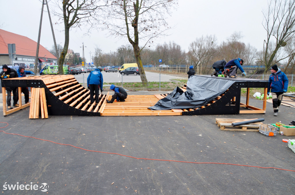 Montaż nowej rampy skateparku przy Wodnej w Świeciu